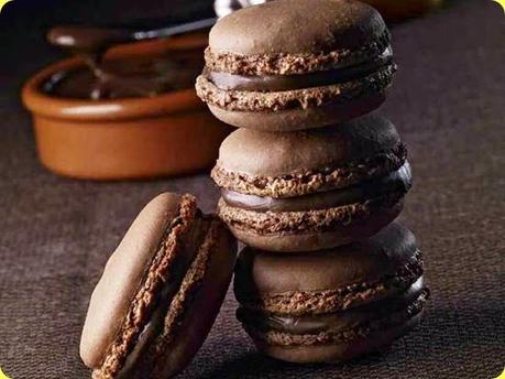 Macarons al cioccolato, nocciole e crema gianduia