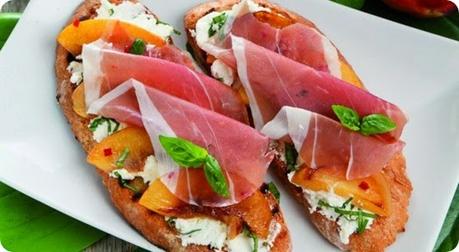 Crostoni con caprino, pesche e prosciutto crudo