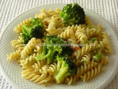 Fusilli con broccoli e crescenza