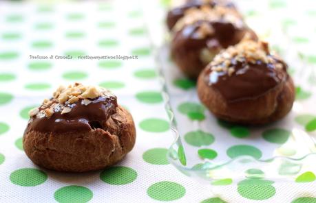 Bignè al cacao ripieni di cioccolato bianco con copertura di gianduia e nocciole - la pasta choux di Omar Busi