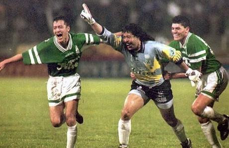 (VIDEO)Old football 1995 - Crazy goalkeeper René Higuita scores from free kick in Copa Libertadores semifinal #legend