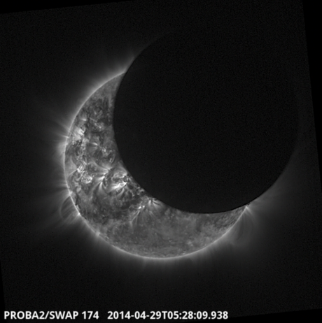 L’eclissi dell’aprile 2014, vista attraverso gli occhi di Proba-2, il minisatellite dell’Agenzia Spaziale Europea. Crediti: ESA.