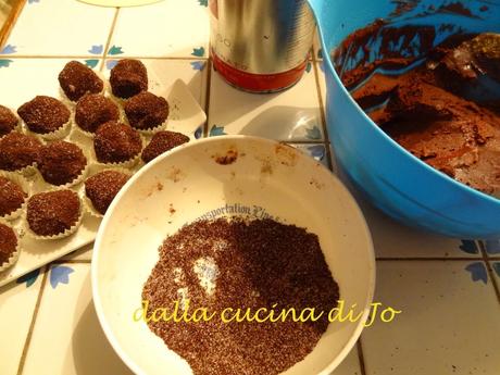 Tartufi con amaretto e polvere di caffè