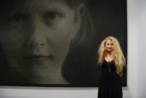 MIglialia di Fori per un Ritratto: l'Arte di Anne-Karin Furunes