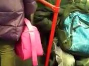 Video. masturba sulla metro mezzo agli altri passeggeri. dite Roma trasporti pubblici sono niente eccitante