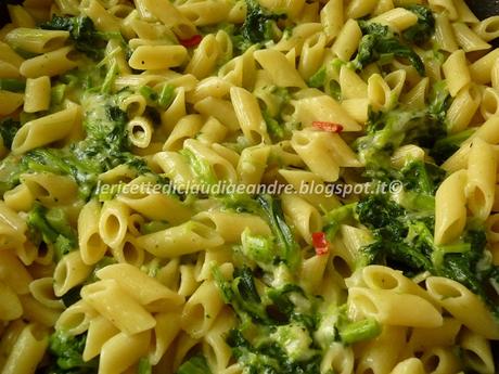 Pennette con cime di rapa, crescenza e peperoncino