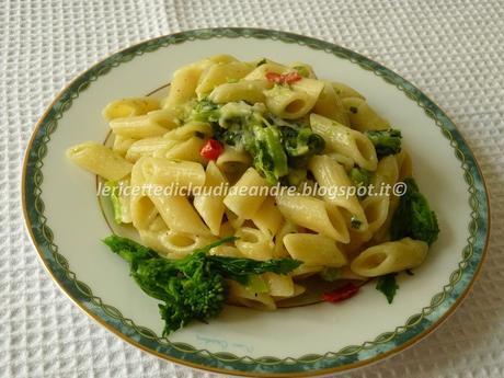 Pennette con cime di rapa, crescenza e peperoncino