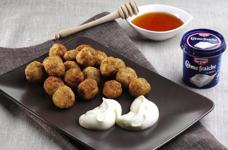 Polpette speziate con salsa di crème fraîche e miele.