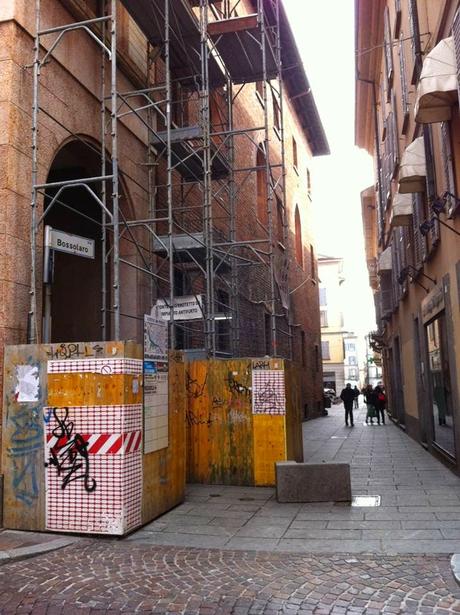 PAVIA. Disagi in via Bossolaro nel cuore del centro storico ma per ora nessun intervento.