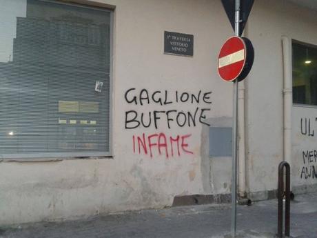 Graffito su un muro dell'Ufficio Postale