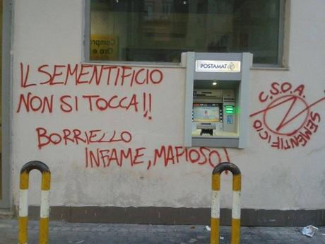 Graffito contro Borriello sul muro dell'Ufficio Postale