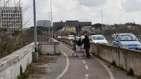 L'impeccabile ciclo dei rifiuti nell'accampamento abusivo a Magliana. Le foto di tutta la filiera step by step