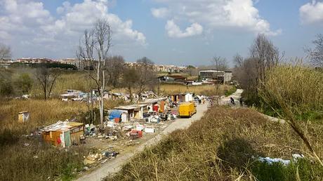 L'impeccabile ciclo dei rifiuti nell'accampamento abusivo a Magliana. Le foto di tutta la filiera step by step