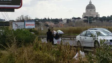 L'impeccabile ciclo dei rifiuti nell'accampamento abusivo a Magliana. Le foto di tutta la filiera step by step