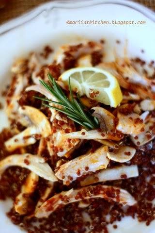 INSALATA DI QUINOA ROSSA, POLLO E FUNGHI CON VINAIGRETTE ALL' HARISSA