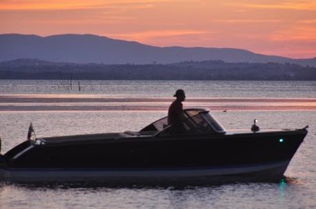 Sposarsi in Umbria e godersi il Lago Trasimeno noleggiando una barca di lusso