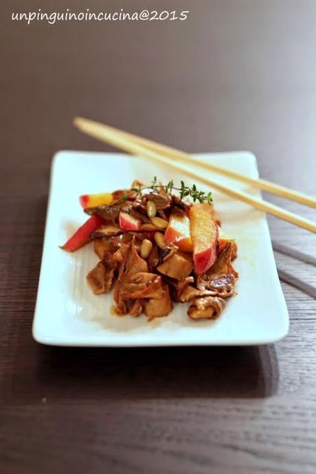 Straccetti di seitan con funghi porcini e mela 