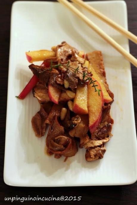 Straccetti di seitan con funghi porcini e mela 