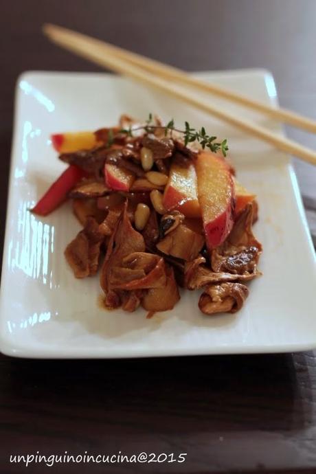 Straccetti di seitan con funghi porcini e mela 