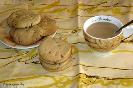 Biscotti con farina di avena e gocce di cioccolata