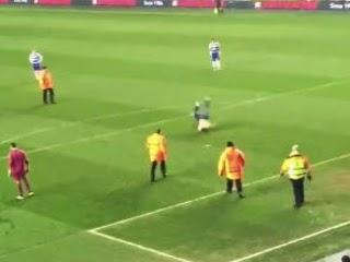 (VIDEO)Reading fan invades the pitch and starts doing flips Reading VS Bradford