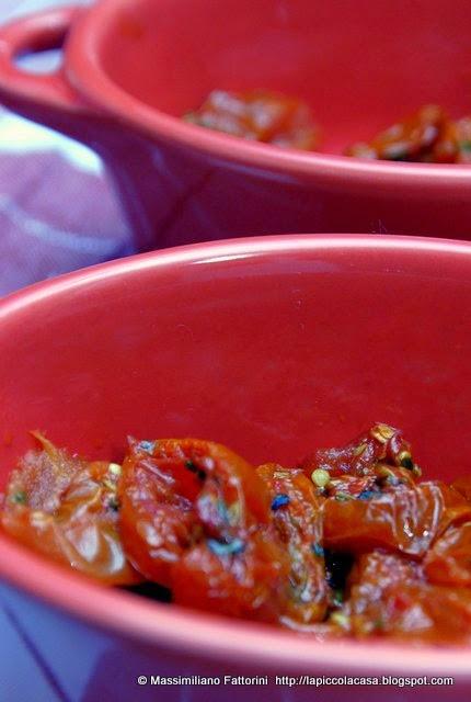 La ricetta dei pomodorini al forno in cocotte con miele, porto bianco e erbette fresche