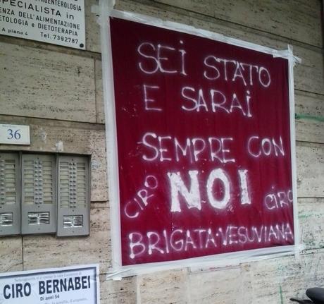 Lo striscione messo dai tifosi sotto la casa di Bernabei 