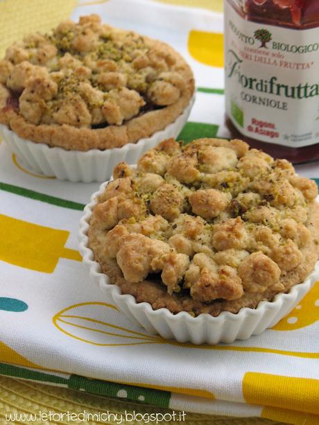 Mini sbrisolone con ricotta di bufala, confettura di corniole e granella di pistacchi