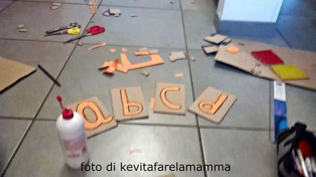 Attività montessoriane fai da te: la lavagna di sabbia e le lettere smerigliate