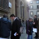 Cittadini durante una manifestazione per la giustizia davanti al Tribunale di Firenze