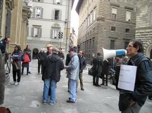Manifestazione per la giustizia davanti il Tribunale di Firenze: in primo piano il sig. Pino Zarrilli rappresentante del “Comitato spontaneo di cittadini contro la mala giustizia”da lui creato