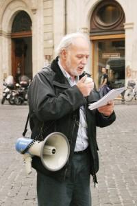 Gino Sannino durante una manifestazione davanti Montecitorio   