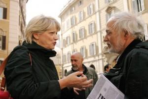 Gino Sannino parla di mancanza di giustizia con l'onorevole Bernardini durante una manifestazione davanti Montecitorio; in fondo Paolo Balzano altro cittadino che attende giustizia.