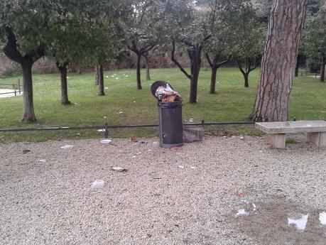 Il degrado si divora un gioiello come il Giardino degli Aranci. E pensare che basterebbe dar seguito al progetto-chiosco annullato da questa amministrazione