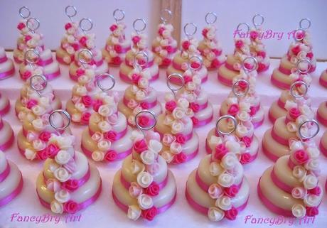 Mini wedding cake: 3 piani con rose e nastrini di raso