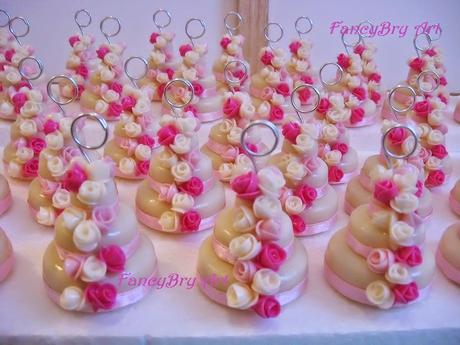 Mini wedding cake: 3 piani con rose e nastrini di raso