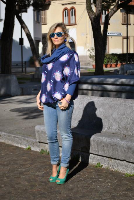 outfit maglia in seta outfit maglia maniche a pipistrello maglia in seta blu fattori mariafelicia magno colorblock by felym mariafelicia magno fashion blogger outfit marzo 2015 outfit primaverili outfit blu abbinamenti blu come abbinare il blu outfit scarpe verdi outfit verde come abbinare il verde jeans skinny outfit jeans e tacchi come abbinare jeans e tacchi how to wear jeans and heels outfit primaverili casual outfit primaverili donna ragazze bionde capelli biondi occhi azzurri come truccare gli occhi azzurri mac cosmetics fashion bloggers italy how to wear blue jeans and heels how to wear blue silk printed shirt fashion bloggers italy italian fashion bloggers blonde hair blonde girls spring outfit pimkie shoes excape sunglasses