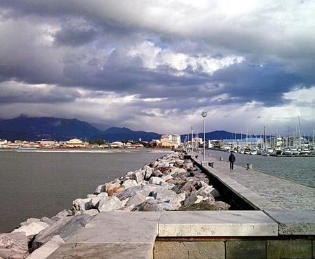 Vista dal molo di Viareggio