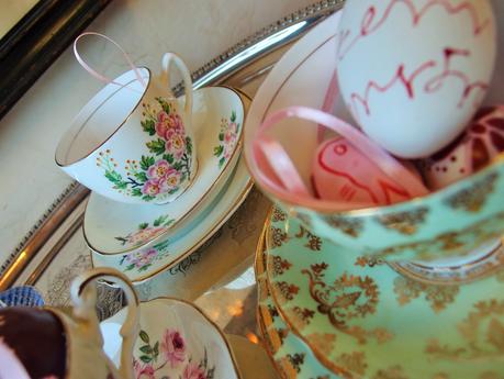 Porcellane inglesi per un tè di Pasqua con le amiche..