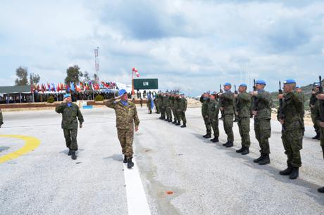 Libano/ Il Generale Del Col consegna la medaglia commemorativa della missione ONU ai contingenti Finlandesi e Irlandesi