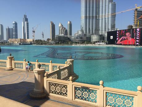 Dubai Fountain in the Lake outdife the Dubai Mall