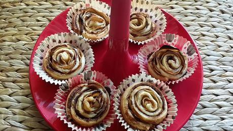 Rose di pastasfoglia e mele per un tè con le amiche o per festeggiare tutti i PAPA'....AUGURI!