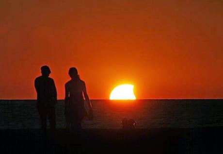 Nel cielo una falce di sole: è l'eclissi del secolo!