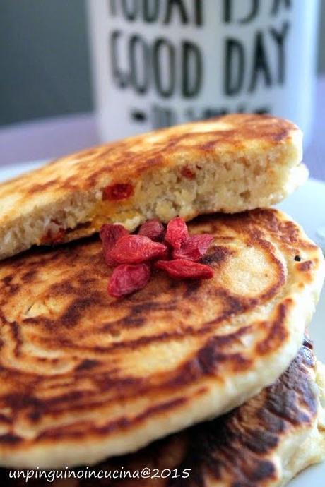 Pancake al cocco e bacche di Goji per CorporeSano Pancake al cocco e bacche di Goji per CorporeSano