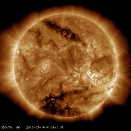 Le due zone scure presenti in questa immagine, catturata dal Solar Dynamics Observatory della NASA lo scorso 16 marzo, mostrano due buchi coronali molto estesi. Quello che si trova nella parte bassa è uno dei più grandi mai osservati in decenni. Crediti: NASA/SDO 