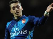 Arsenal, Ozil smentisce possibile addio: “Qui sono felice”