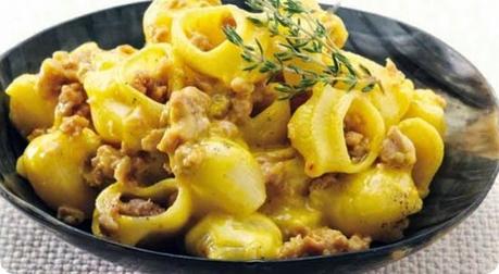 Pipe gialle con salsiccia e fonduta di gorgonzola