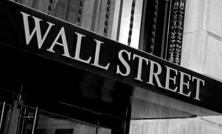 Wall Street contrastata