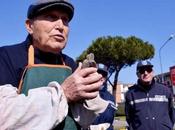 Giardiniere 82enne prende cura degli spazi verdi della città: “Napoli bellissima ma..”
