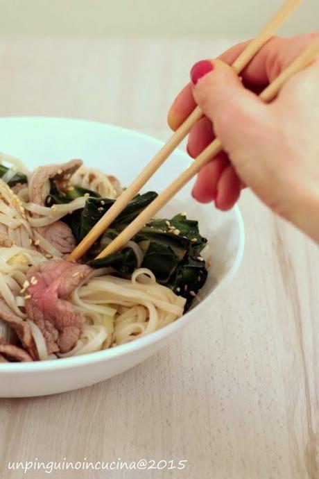 Udon con manzo, cipollotti e biete 